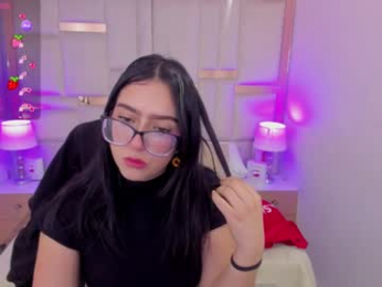 chloe_walk_ webcam model stream image