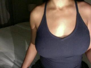 Honey Luau webcam model stream image