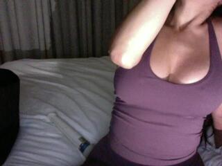 Honey Luau webcam model stream image