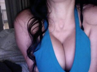 Honey Luau webcam model stream image