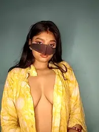 Riya_35_sexy webcam stripchat model stream image