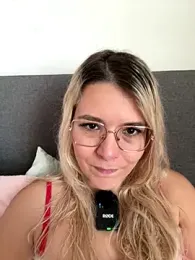 EmyLana webcam model stream image