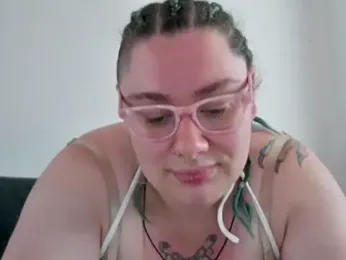 Bustycurves webcam model stream image