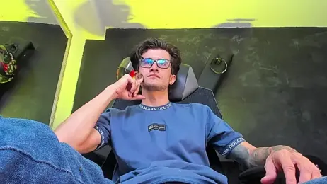 Loggan_donnelly webcam model stream image