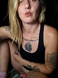 SheIsSomething webcam model stream image