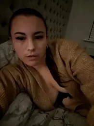 IzzyGreen webcam stripchat model stream image