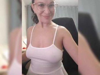 IriskaMai webcam model stream image