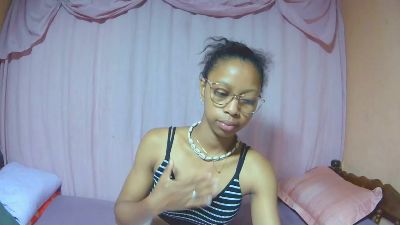 Skingyrle webcam model stream image