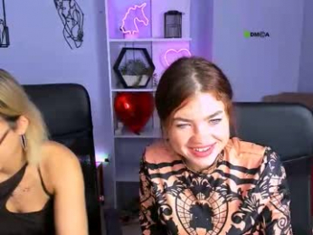 luna_blooming webcam model stream image