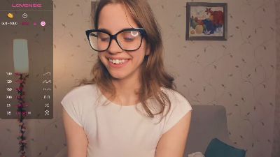 LynneCrust webcam model stream image