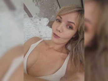 Red_Rose_98 webcam model stream image