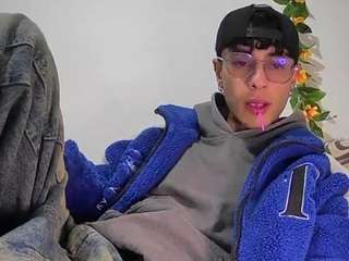 22militoverus22 webcam model stream image