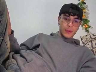 22militoverus22 webcam model stream image