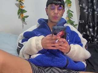 22militoverus22 webcam model stream image