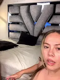 valery_and_Dani_ webcam model stream image