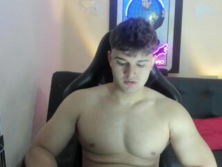 Oliver Whitee webcam model stream image