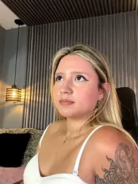 MiaPetit_ webcam model stream image