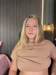 MiaPetit_ webcam model stream image