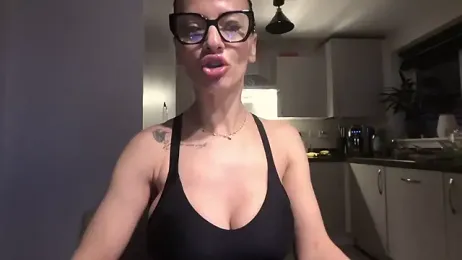 QuenMonicaUK webcam model stream image