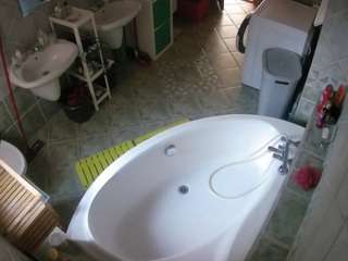 voyeurcam-julmodels-bath-1st-1 webcam model stream image