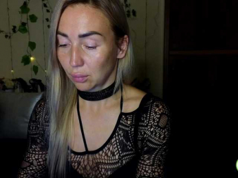 Jullyblondkiss webcam model stream image