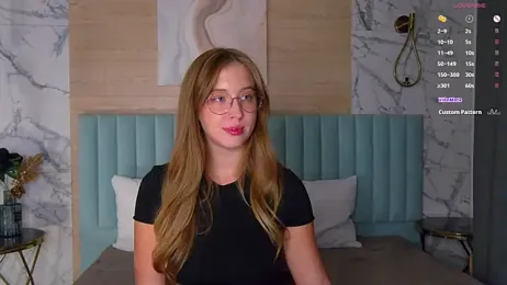 LoraineLuff webcam model stream image