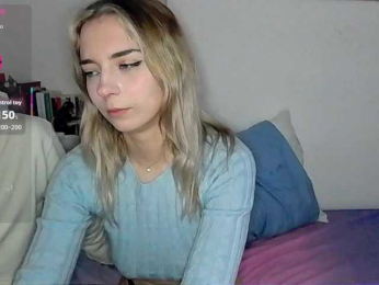 Almondmilka webcam model stream image