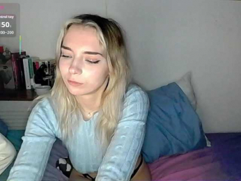 Almondmilka webcam model stream image