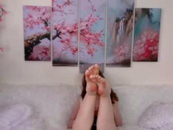 poompoompeach_ webcam model stream image