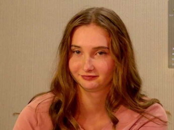 PeachGirl webcam model stream image