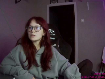 stillHer webcam model stream image