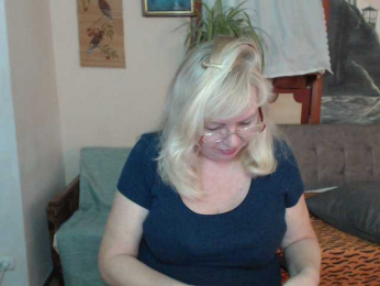 EvelynLoveShy webcam bongacams model stream image