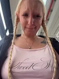 Elfi_InPublic webcam stripchat model stream image