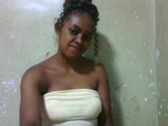 Elinah webcam model stream image