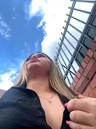 lunablossom_ webcam model stream image