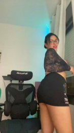 Shakirat33 webcam model stream image