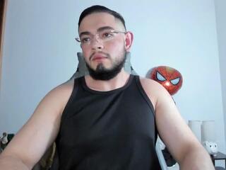 Luigi White webcam model stream image