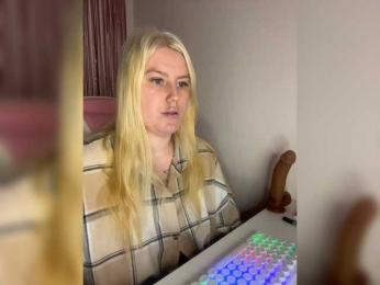 DollVice webcam model stream image