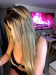 MiaWhitePink_ webcam model stream image