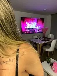 MiaWhitePink_ webcam model stream image