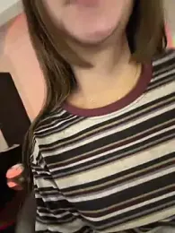 aly_golden_ webcam model stream image