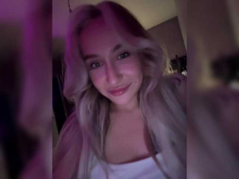 QueenKing webcam bongacams model stream image