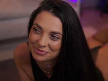 EllyLynne webcam model stream image