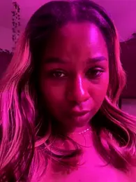 BigFineSelena webcam model stream image