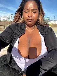 BigFineSelena webcam model stream image