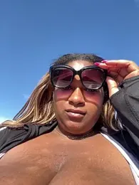 BigFineSelena webcam model stream image