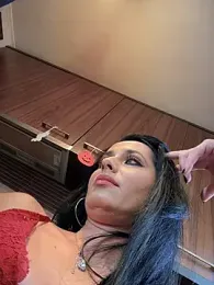 Hotmomcheckk_ webcam model stream image