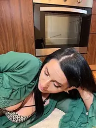 Hotmomcheckk_ webcam model stream image