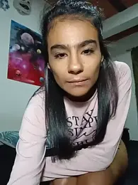 Leslly_ webcam model stream image