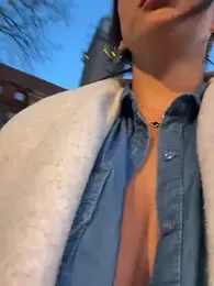 Ninabigtitied webcam model stream image